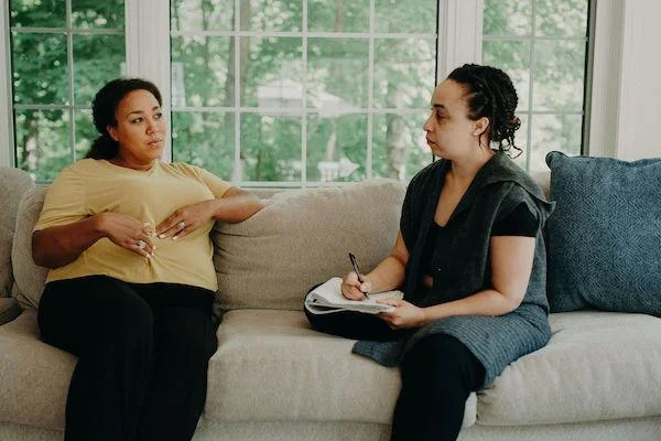 A doula and a client having a prenatal discussion as a part of doula communication.
